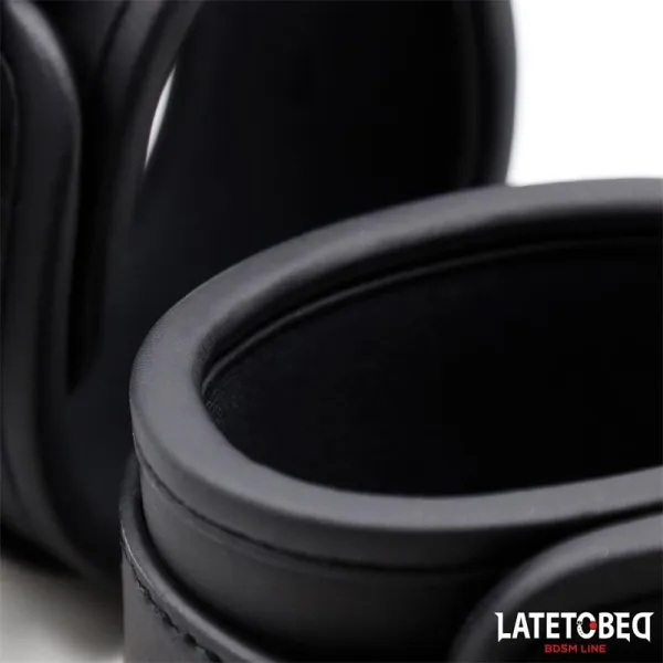 Einfarbige Schwarze Handfessel von Latetobed BDSM Line | Fesselliebe.de