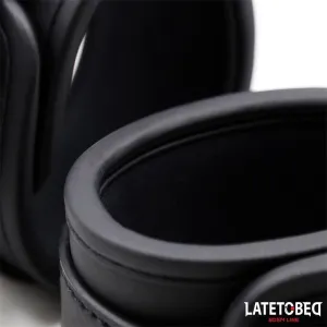 Einfarbige Schwarze Handfessel von Latetobed BDSM Line