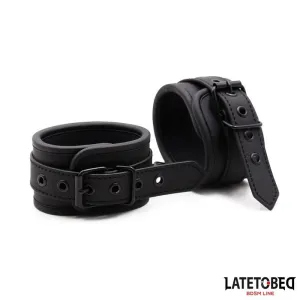 Einfarbige Schwarze Fussfessel von Latetobed BDSM Line | Fesselliebe.de