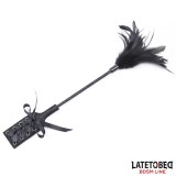 Kitzler mit Mehreren Federn und Spitzenband-Paddelkamm von Latetobed BDSM Line | Fesselliebe.de