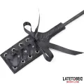 Kitzler mit Mehreren Federn und Spitzenband-Paddelkamm von Latetobed BDSM Line
