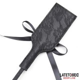Kitzler mit Mehreren Federn und Spitzenband-Paddelkamm von Latetobed BDSM Line | Fesselliebe.de