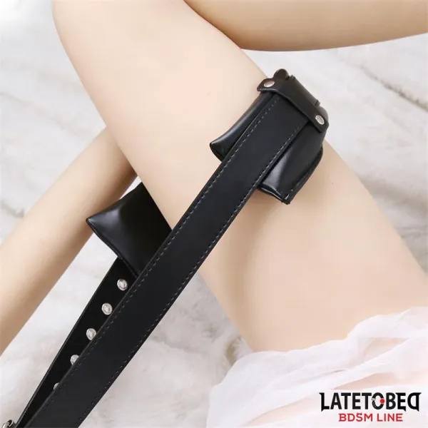 Gepolsterte Oberschenkelschlinge Positionshilfe von Latetobed BDSM Line | Fesselliebe.de