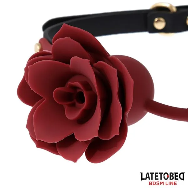 Atmungsaktiver Silikon-Ballknebel mit Rose Verstellbar 47–56 cm von Latetobed BDSM Line | Fesselliebe.de