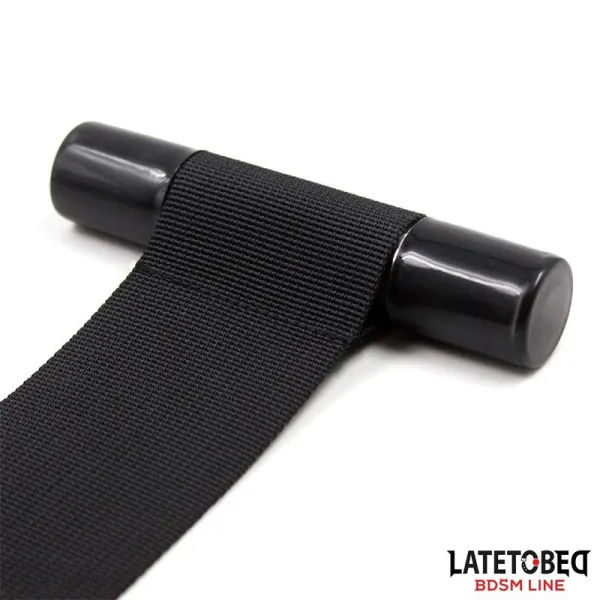 Türschwingende Nylon-Neopren-Handfesseln von Latetobed BDSM Line | Fesselliebe.de