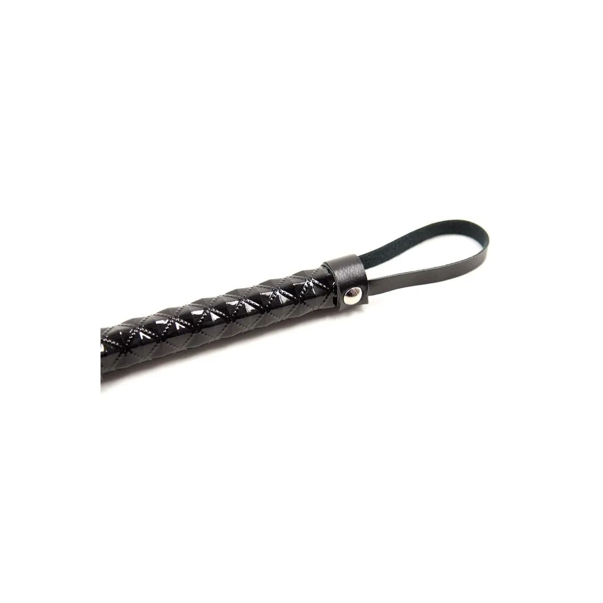 Peitsche mit Rautenmuster und Metallbeschlägen, 39 cm, Schwarz von Latetobed BDSM Line | Fesselliebe.de