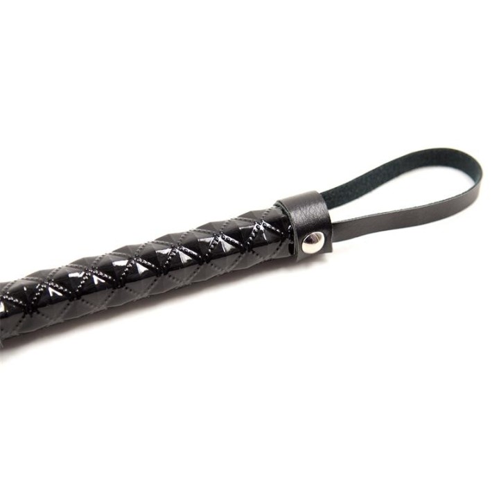 Peitsche mit Rautenmuster und Metallbeschlägen, 39 cm, Schwarz von Latetobed BDSM Line | Fesselliebe.de