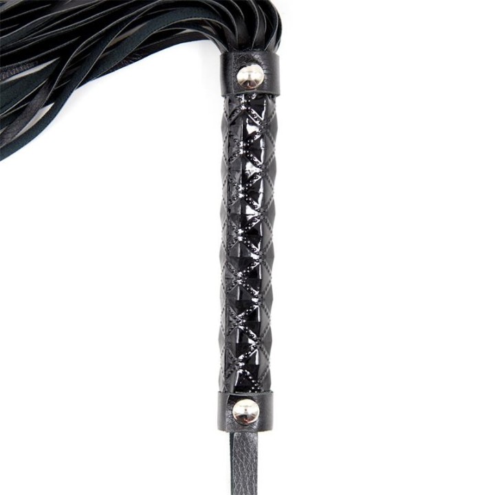 Peitsche mit Rautenmuster und Metallbeschlägen, 39 cm, Schwarz von Latetobed BDSM Line | Fesselliebe.de