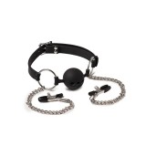 Atmungsaktiver Mundknebel und Nippelklemmen von Latex Play | Fesselliebe.de