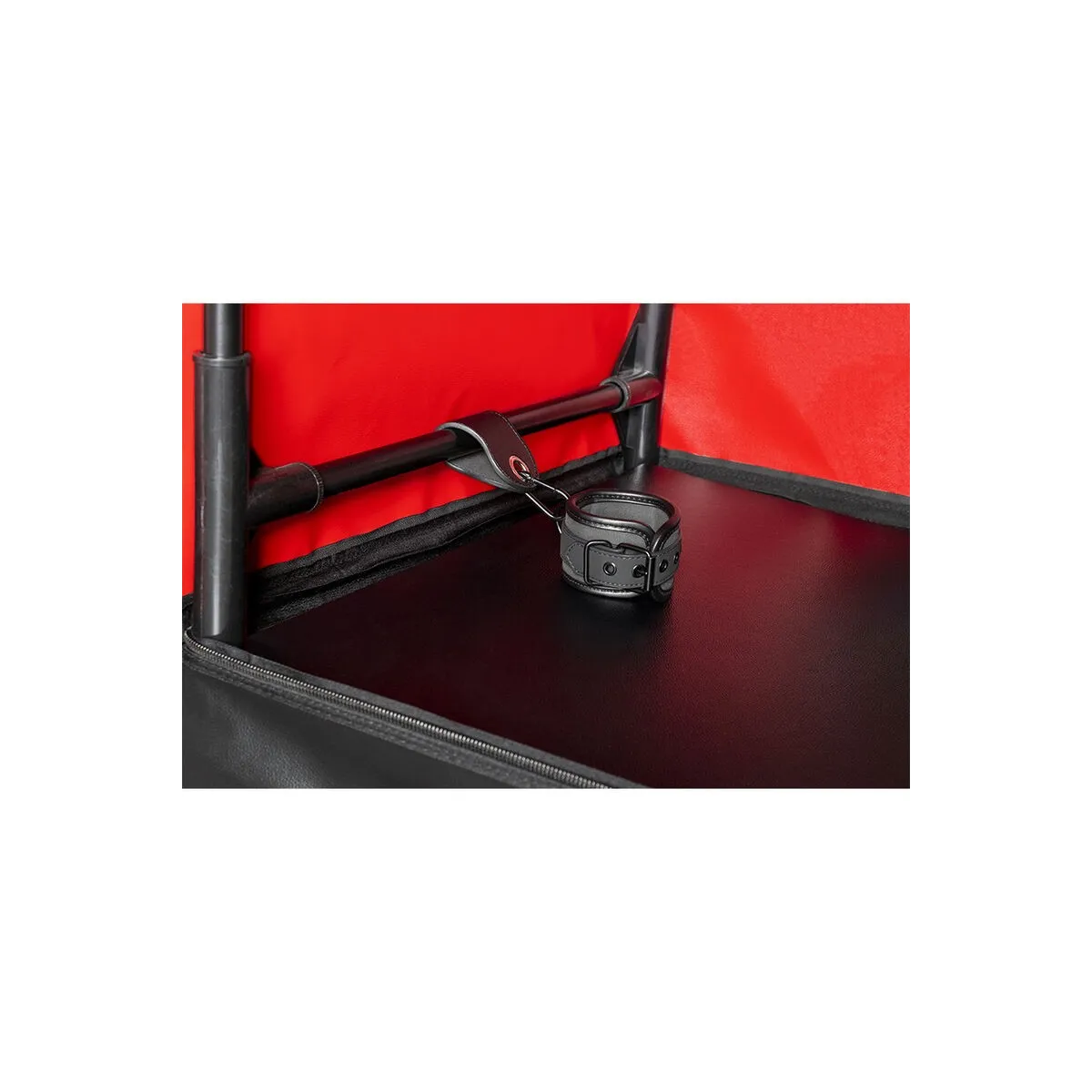 Kink Club Cabina Bukkake Schwarz & Rot von Secret Dome | Fesselliebe.de