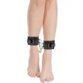 Verstellbare Handschellen aus Schwarzem Leder mit Vorhngeschloss von Darkness Bondage