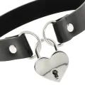 Vegane Leder-Halskette mit Herz-Accessoire mit Schlüssel von Coquette Accessories