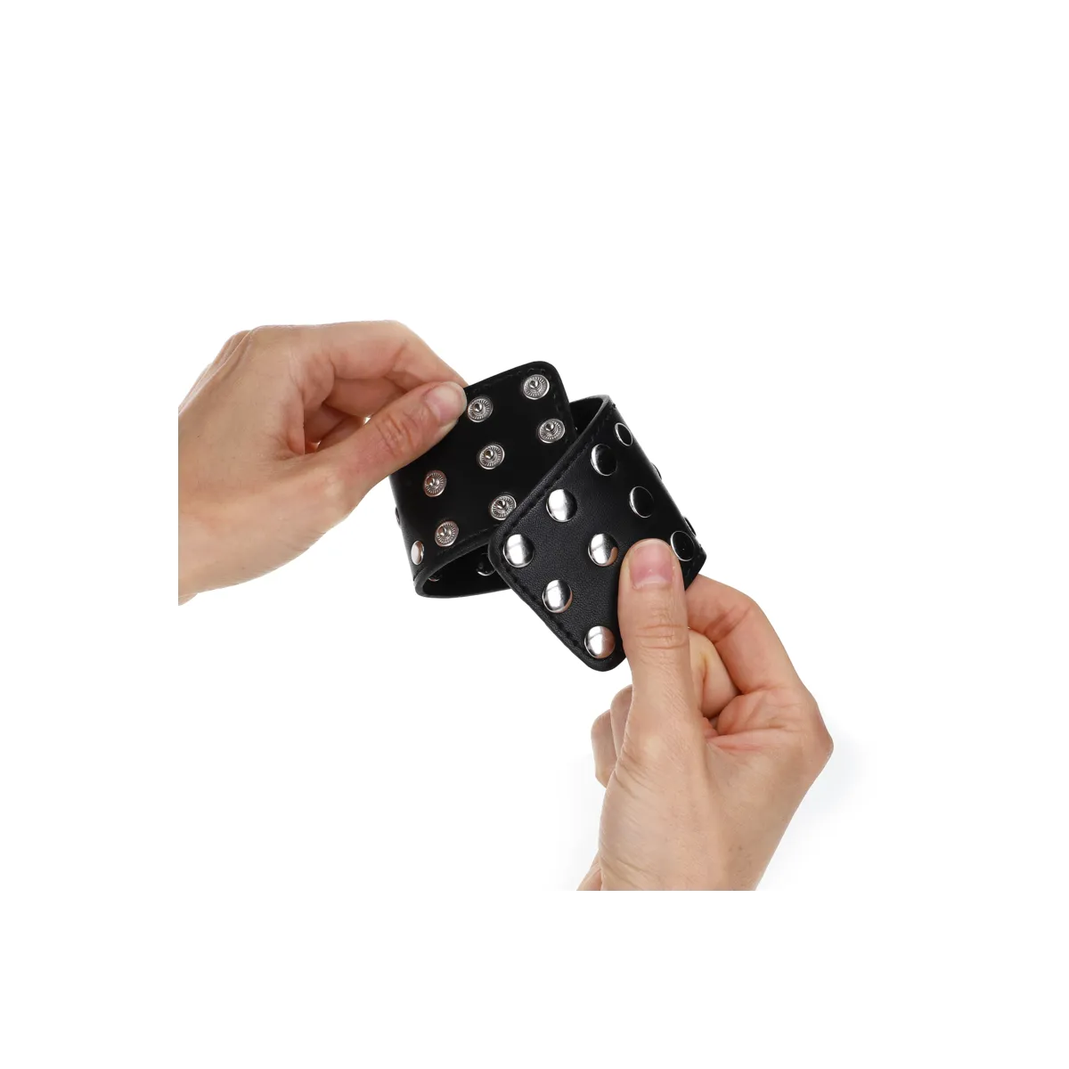 Handgelenkfesseln mit Druckverschluss Voller Nieten Schwarz Verstellbar 19-24 cm X 5,5 cm von Kink Wrist Restraint | Fesselliebe.de