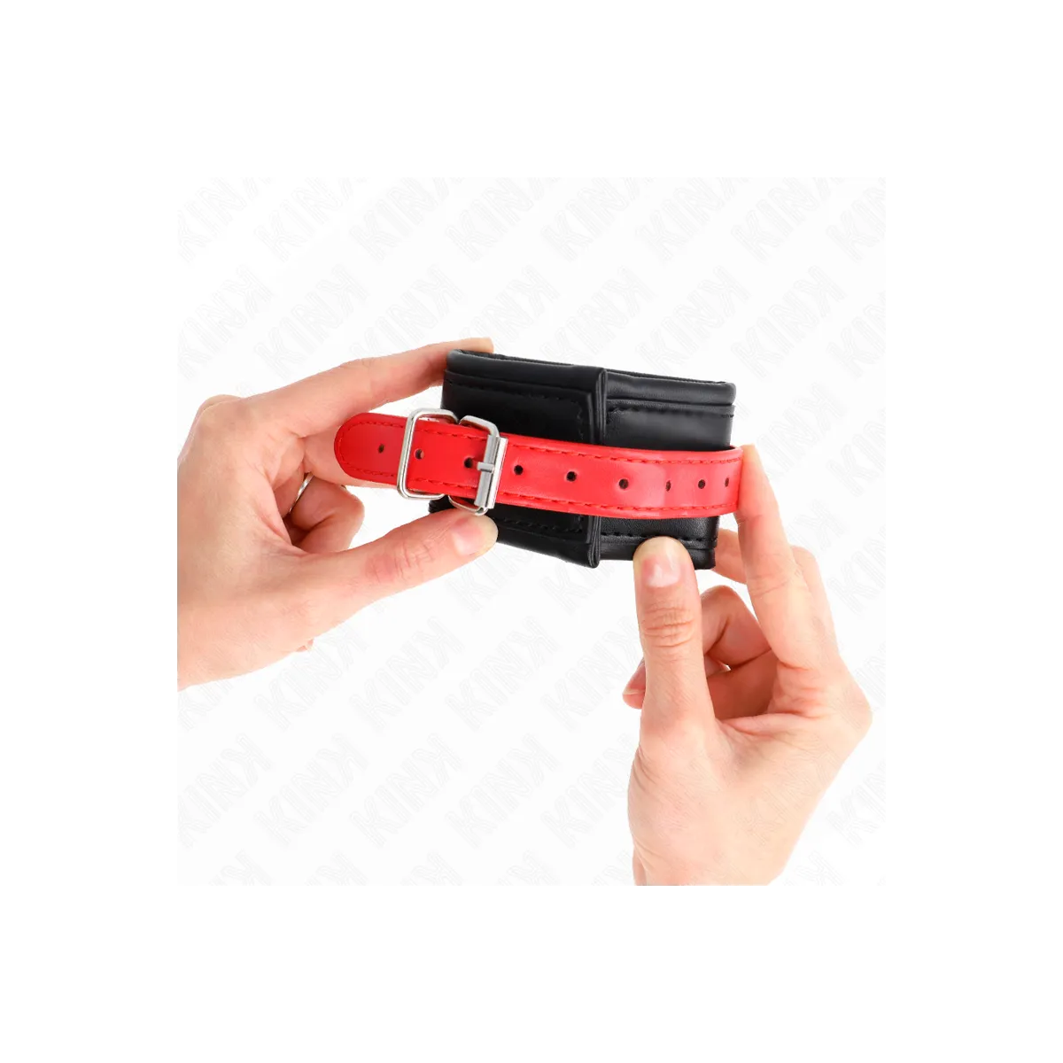 Handgelenkfesseln Schwarz mit Rotem Gürtel Verstellbar 17-28 cm X 6 cm von Kink Wrist Restraint | Fesselliebe.de
