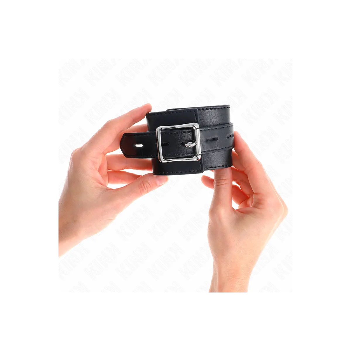 Handgelenkfesseln Schwarz mit Schwarzem Gürtel Verstellbar 17-28 cm X 6 cm von Kink Wrist Restraint | Fesselliebe.de