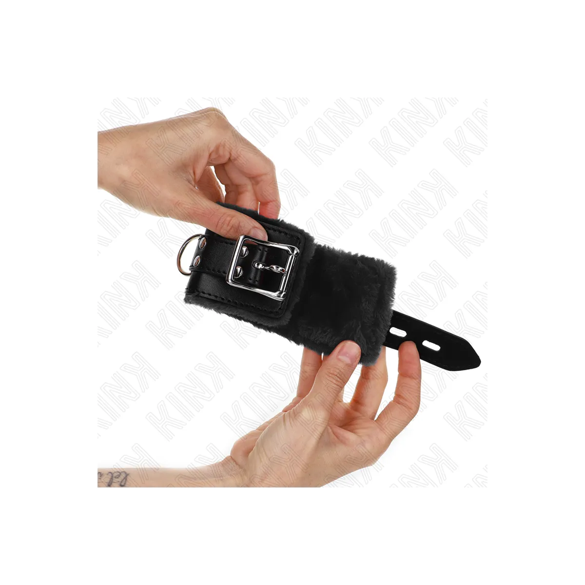 Handgelenkfesseln Schwarz mit Schwarzem Gürtel Verstellbar 17-29 cm X 6 cm von Kink Wrist Restraint | Fesselliebe.de