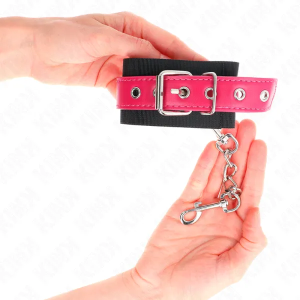 Nylon Handgelenkfesseln Schwarz mit Kunstledergürtel Himbeerrosa 19-29 cm X 5,1 cm von Kink Wrist Restraint | Fesselliebe.de