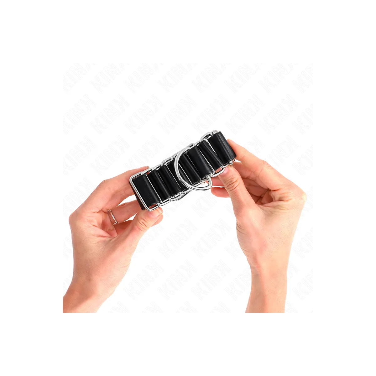 Scharnierähnliche Dünne Handgelenkfesseln Schwarz Verstellbar 16-22 cm X 3,5 cm von Kink Wrist Restraint | Fesselliebe.de