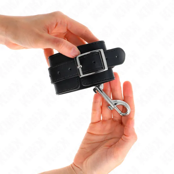 Handgelenkfesseln - Einzelne Nietenreihe Schwarz Verstellbar 17-28 cm X 5 cm von Kink Wrist Restraint | Fesselliebe.de
