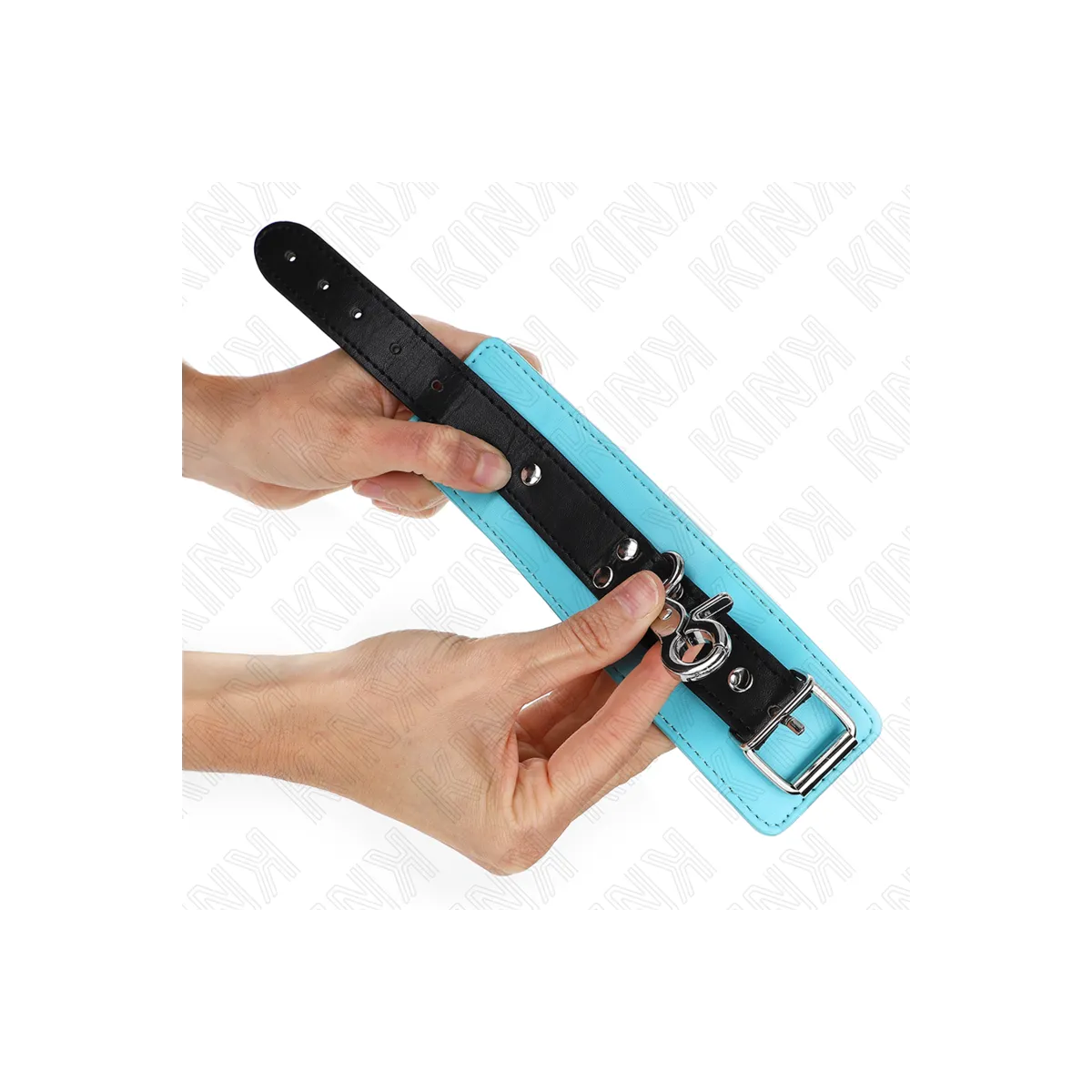 Premium Abschließbare Handgelenkfesseln Schwarz/Blau Verstellbar 21-28 cm X 5,5 cm von Kink Wrist Restraint | Fesselliebe.de