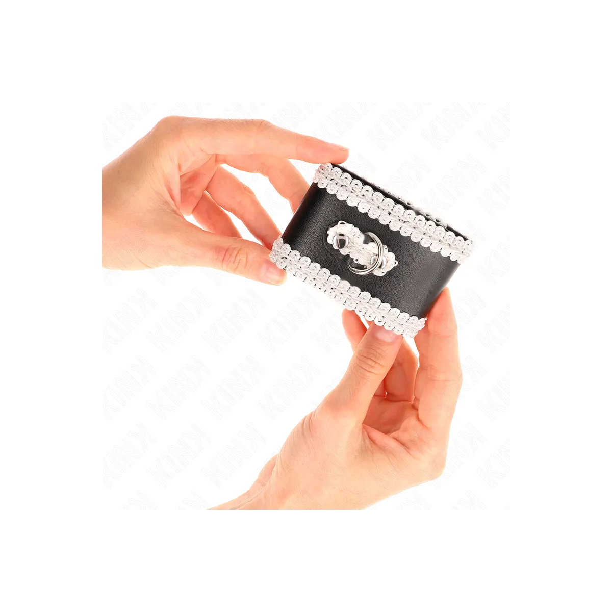 Schwarze Handgelenkfesseln mit Weisser Dekorierter Spitze, Verstellbar 20-23 cm X 5,5 cm von Kink Wrist Restraint | Fesselliebe.de