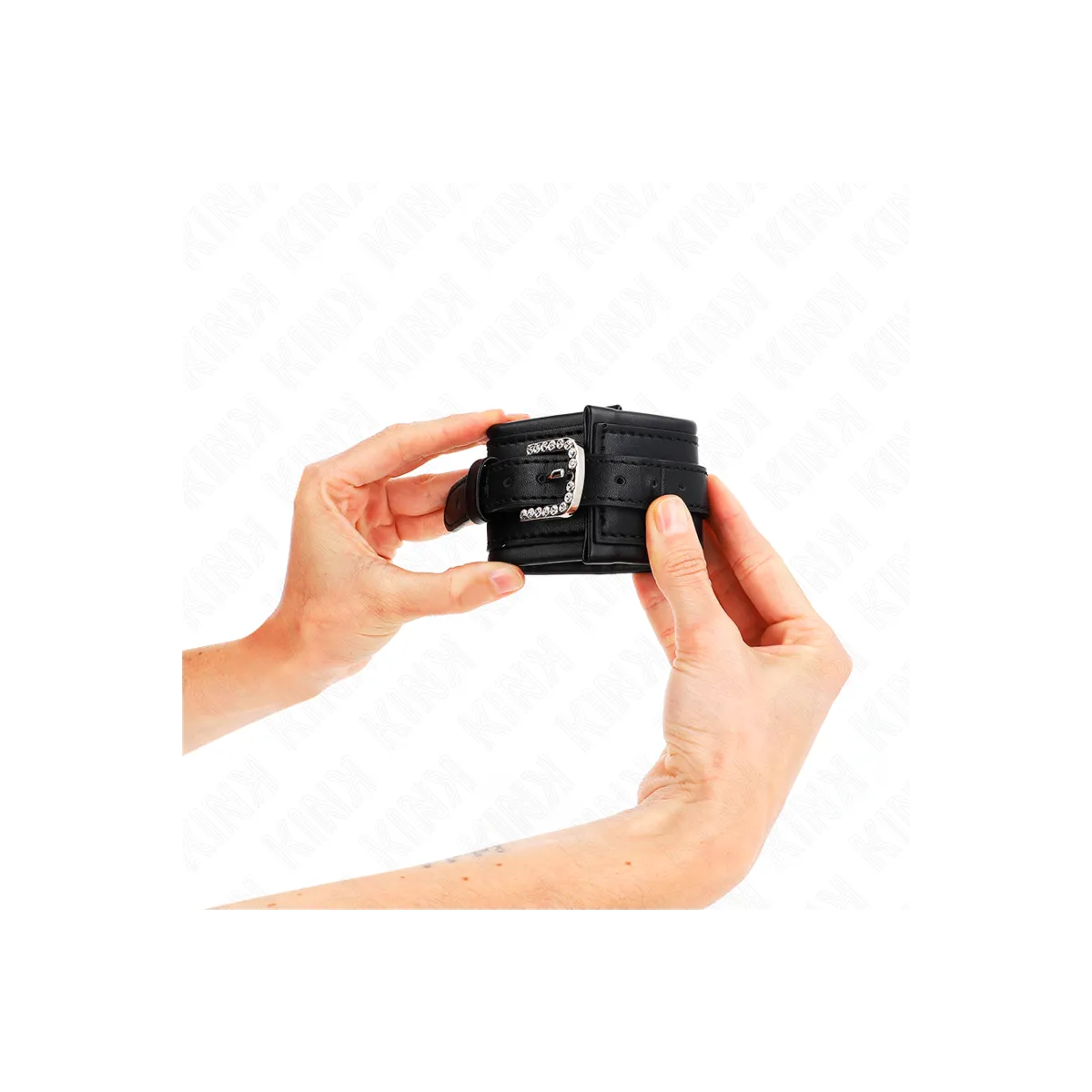 Handgelenkfesseln mit Strass-Schnalle, Schwarz, Verstellbar 25-32 cm X 5,5 cm von Kink Wrist Restraint | Fesselliebe.de