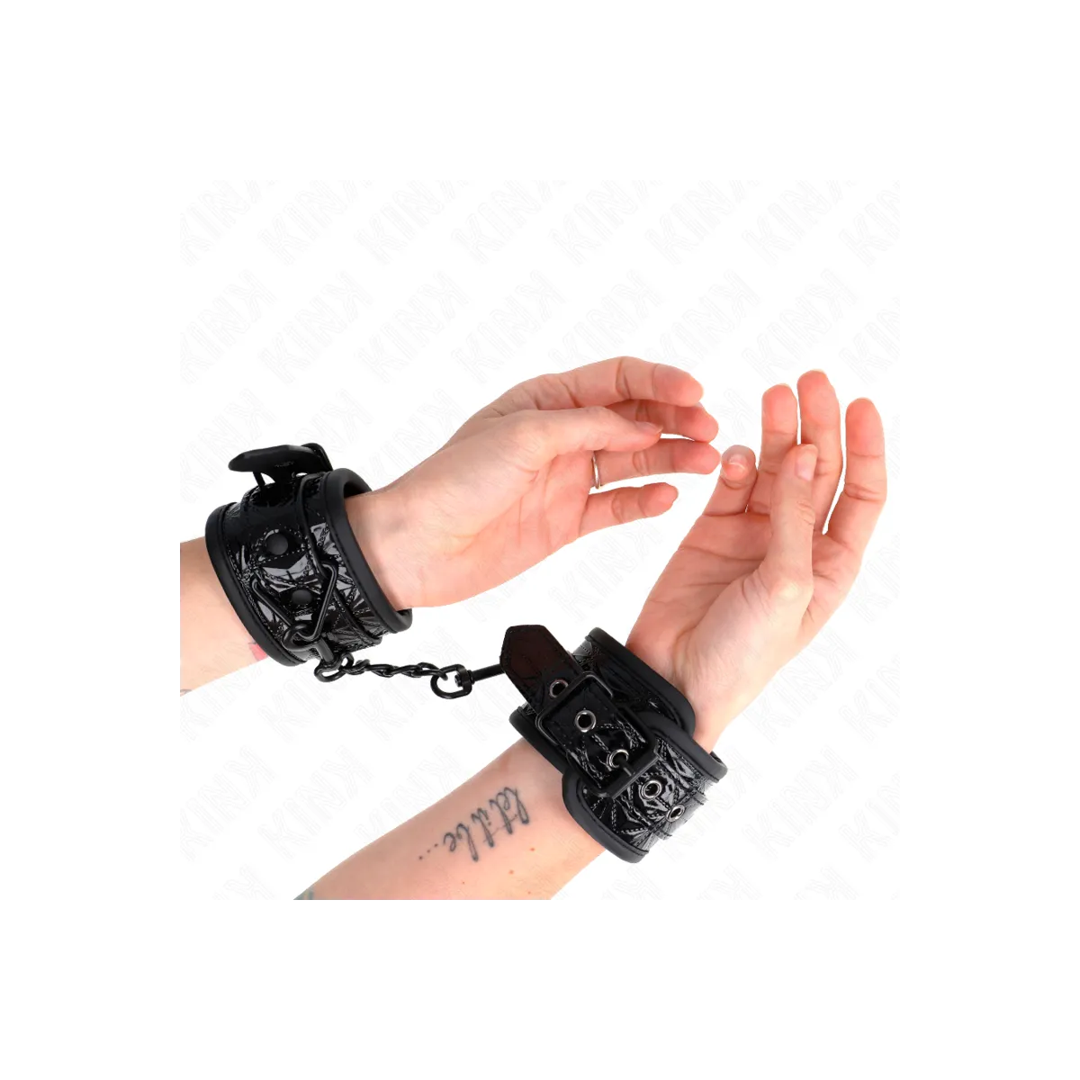 Handgelenkfesseln mit Rautenmuster, Schwarz, Verstellbar, 17-26 cm X 5,5 cm von Kink Wrist Restraint | Fesselliebe.de