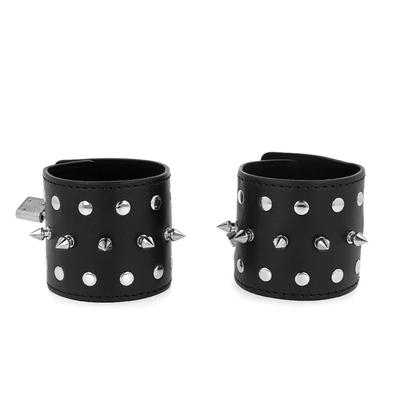 Punk Handgelenkfesseln mit Spikes 25 X 6 cm von Kink Wrist Restraint | Fesselliebe.de