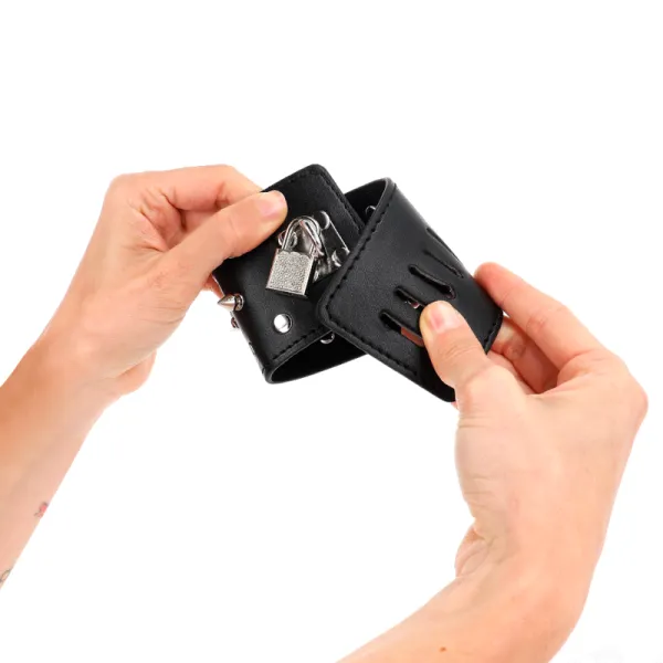 Punk Handgelenkfesseln mit Spikes 25 X 6 cm von Kink Wrist Restraint | Fesselliebe.de