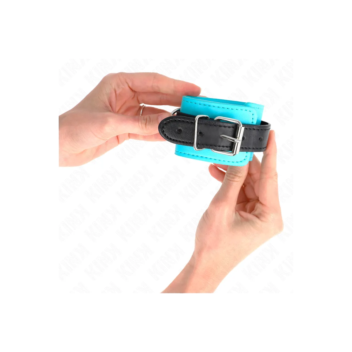 Haken-Handfesseln Blau Pelzgefüttert Verstellbar 20-28 cm X 5,5 cm von Kink Wrist Restraint | Fesselliebe.de