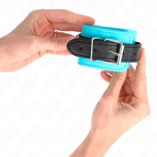 Haken-Handfesseln Blau Pelzgefüttert Verstellbar 20-28 cm X 5,5 cm von Kink Wrist Restraint | Fesselliebe.de