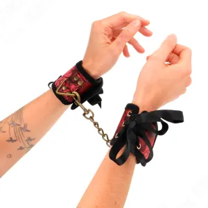 Scandal Handgelenksfesseln Rot-Schwarze Spitzendetails 24,5 cm X 6,5 cm von Kink Wrist Restraint