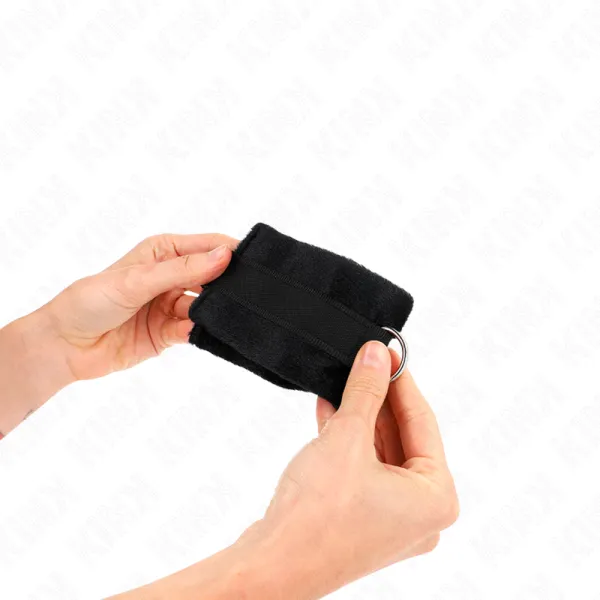 Beginner Pelzhandmanschetten Schwarz 30 X 7 cm von Kink Wrist Restraint | Fesselliebe.de