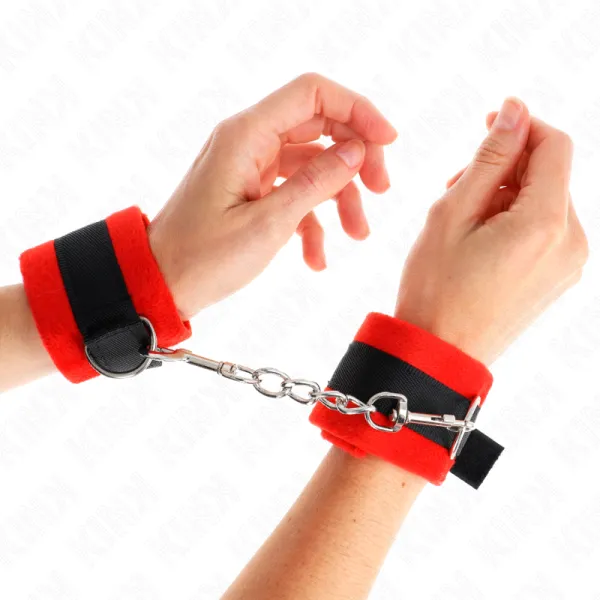Beginner Pelzhandmanschetten Schwarz-Rot 30 X 7 cm von Kink Wrist Restraint | Fesselliebe.de