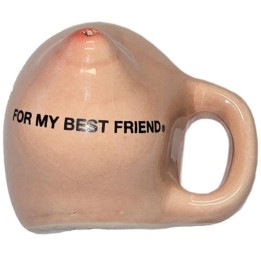 Brustmagnet auf einer Keramikbecher „FÜR Meine Beste Freundin“ von Diablo Picante | Fesselliebe.de