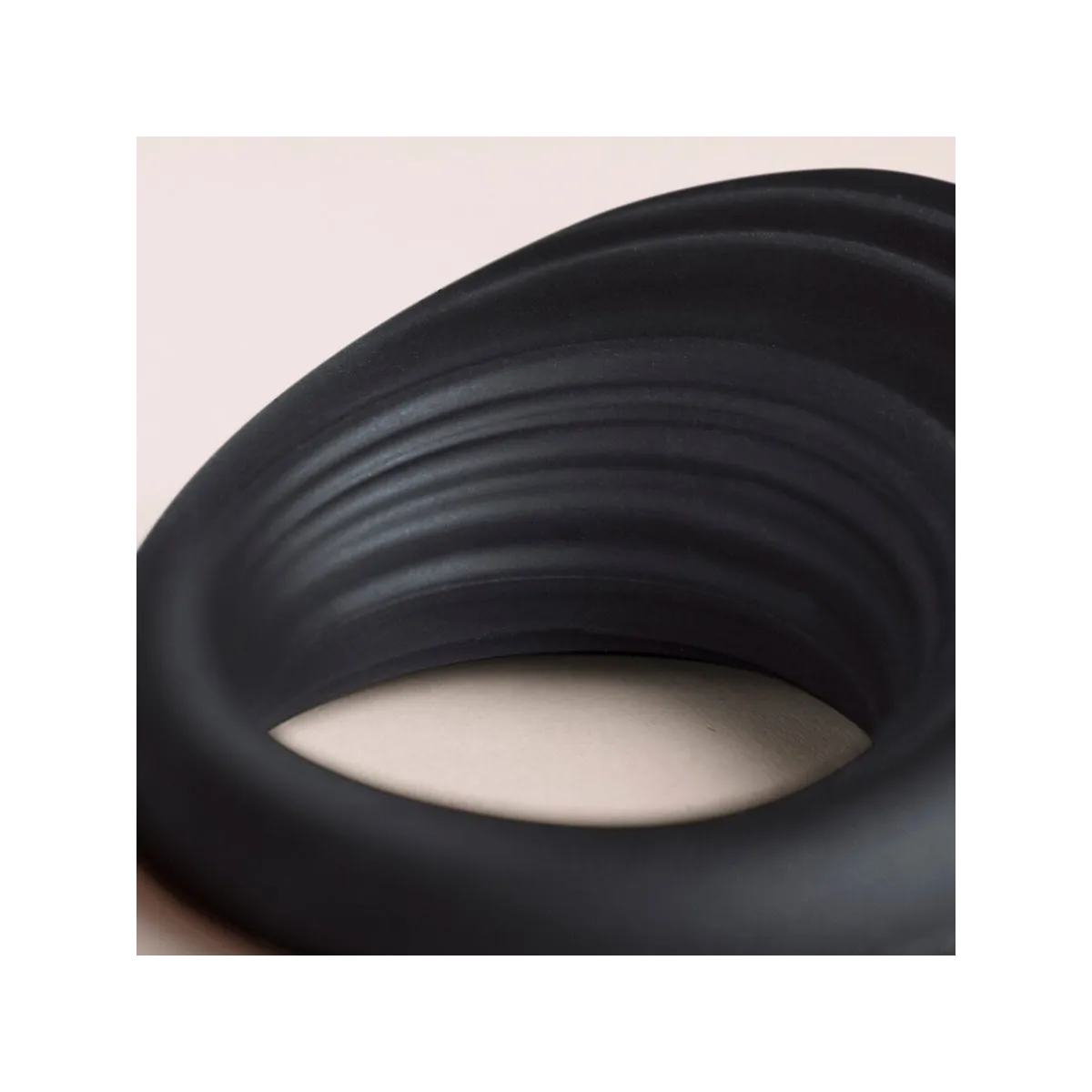 Spire Schwarzer Vibrierender Penisring von Rocks-Off | Fesselliebe.de