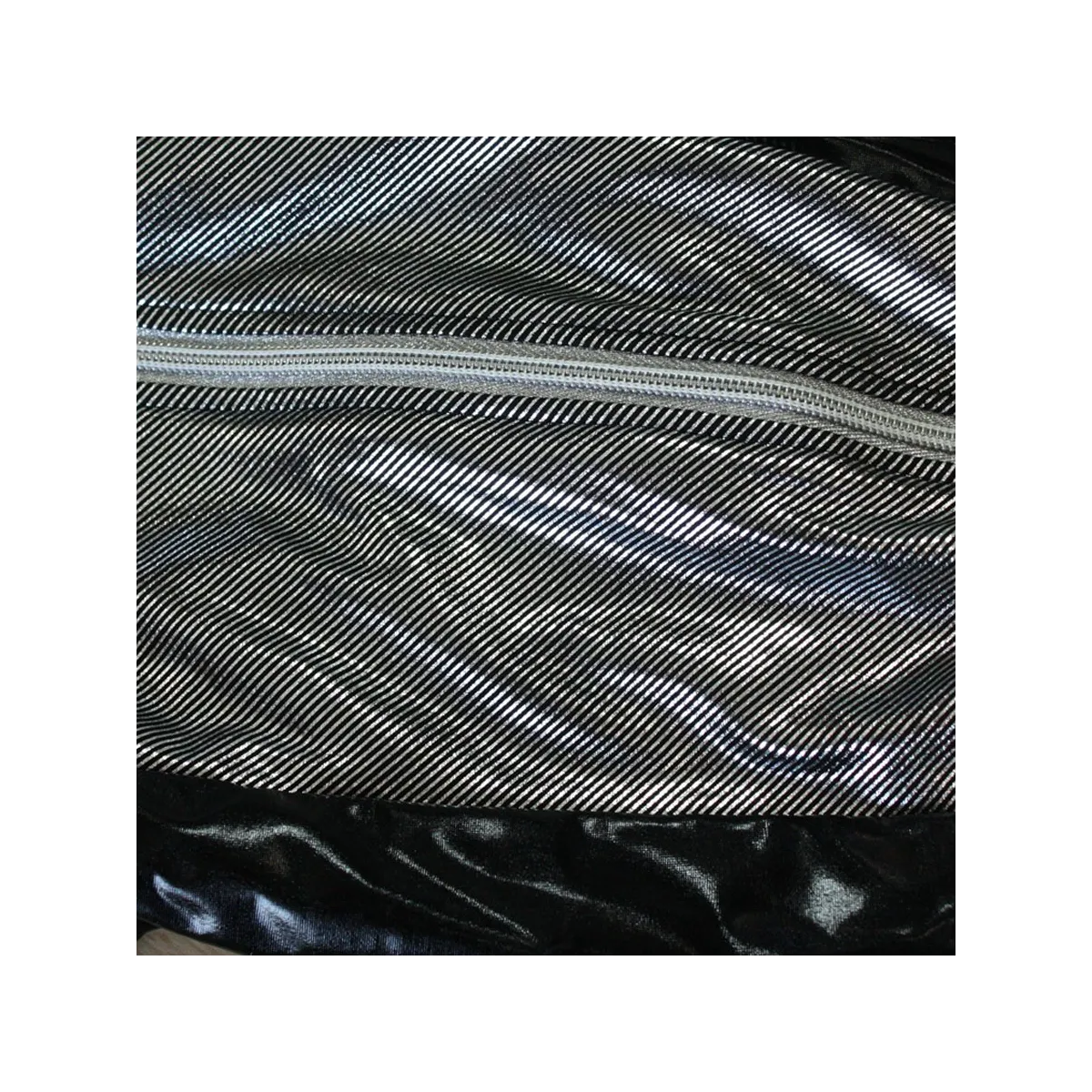 Schwarze Wetlook Beinstulpen S/3046 mit silbernen Kragen von Andalea Dessous | Fesselliebe.de