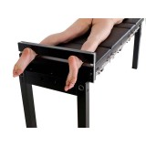 Bondage Streckbank mit Spindel, Fusspranger und Polster für BDSM & Fetisch | Fesselliebe.de